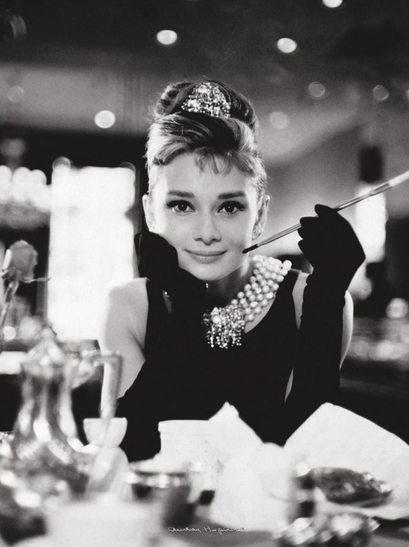 Audrey Hepburn als Holly Golightly in Breakfast At Tiffany's 1961 poster https://en.wikipedia.org/wiki/Breakfast_at_Tiffany%27s_(film)