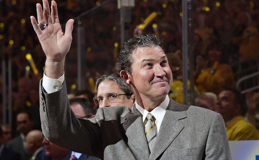 Pittsburgh Penguins owner Mario Lemieux waves to the crowd before the team&#039;s NHL hockey game against the Washington Capitals on Thursday, Oct. 13, 2016, in Pittsburgh. (AP Photo/Fred Vuich)