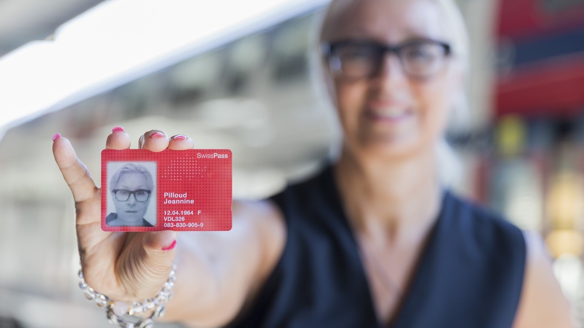 Jeannine Pilloud, presidente de ch-direct et responsable du trafic voyageurs des CFF, pose pour le photographe avec le SwissPass a l'occasion des un an de SwissPass ce vendredi 26 aout 2016, a La ...
