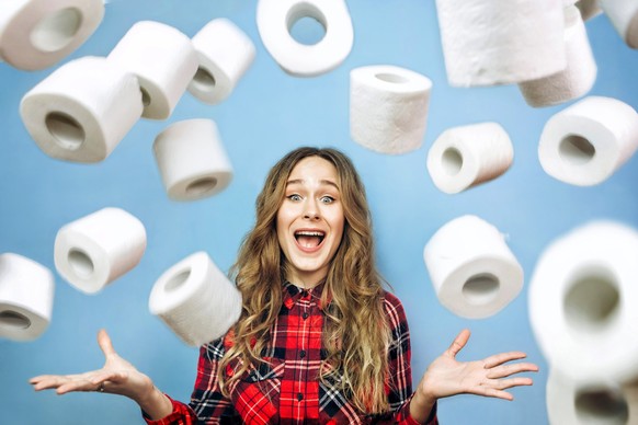 Frau mit Toilettenpapier