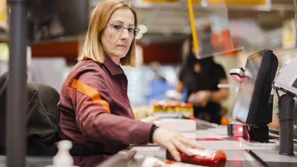 Die Verkaeuferin Stefania Kaufmann bedient eine Kundin bei ihrem Einkauf in der Migros am Limmatplatz, am Donnerstag, 17. Februar 2022 in Zuerich. Der Bundesrat hebt per Donnerstag fast alle Corona-Ma ...