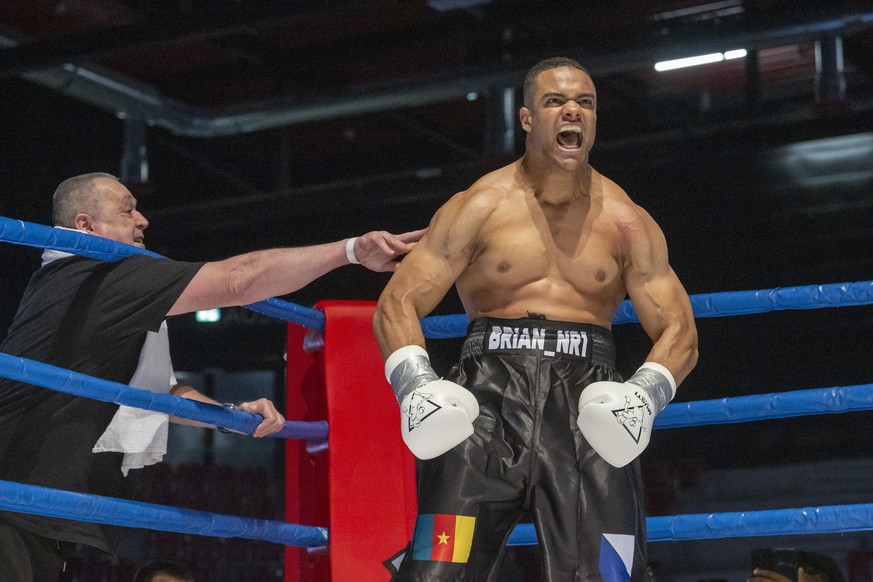 Der Schweizer Boxer Brian Keller feiert seinen Sieg gegen Claude Wilfried aus Kongo waehrend einem Boxkampf anlaesslich der ICF Fight-Night in der AXA Arena in Winterthur am Samstag, 26. April 2025. ( ...