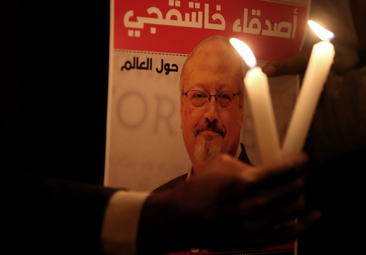 epa07119344 Protestors hold candles and pictures of Jamal Khashoggi during the demonstration in front of Saudi Arabian consulate in Istanbul, Turkey, 25 October 2018. Turkish President Erdogan address ...