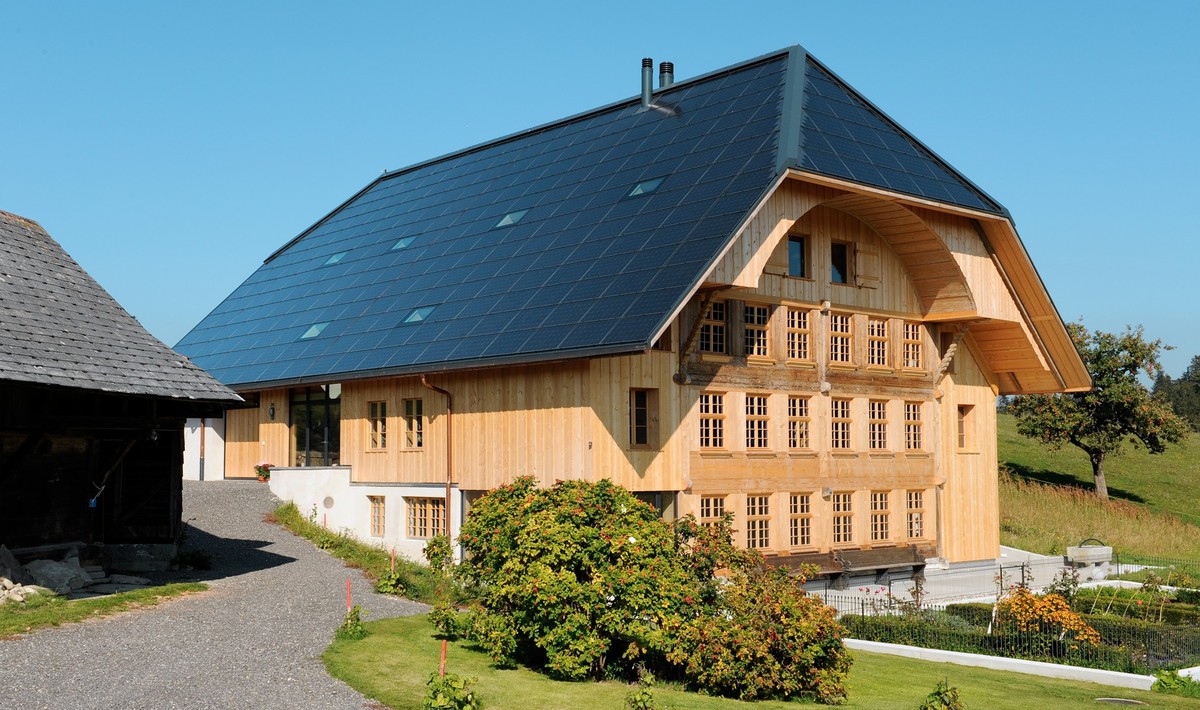 Das Glaserhaus im Emmental: Nicht Burkhards Scheune – aber ein Beispiel einer Indachlösung. Die Panels liegen nicht auf den Ziegeln auf, sondern werden als deren Ersatz ins Dach integriert.