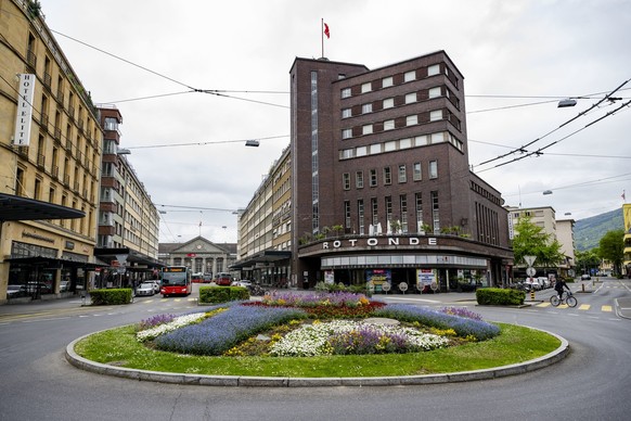 La place Guisan et le batiment de la Rotonde avec la gare CFF (SBB) en arriere plan le jeudi 9 mai 2024 a Bienne dans le canton de Berne. (KEYSTONE/Jean-Christophe Bott)
