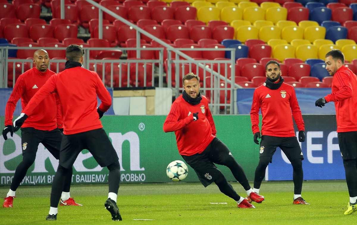 epa06342256 Benfica's Haris Seferovic (C) attends a training session at VTB arena in Moscow, Russia, 21 November 2017. Benfica will face CSKA Moscow in the UEFA Champions League group A soccer ma ...