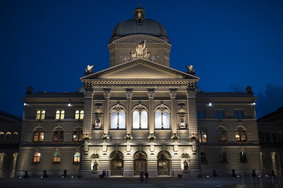 Das beleuchtete Bundeshaus waehrend der Herbstsession der Eidgenoessischen Raete, am Montag, 25. September 2017, in Bern. (KEYSTONE/Anthony Anex)