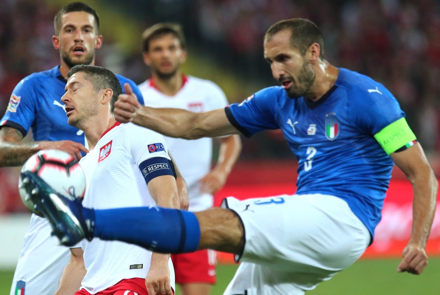 epa07093605 Robert Lewandowski (L) of Poland in action against Giorgio Chiellini (R) of Italy during the UEFA Nations League soccer match between Poland and Italy, in Chorzow, Poland, 14 October 2018. ...