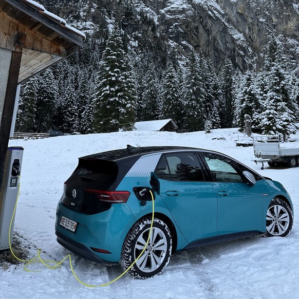 Das Elektroauto VW ID.3 im Schnee.