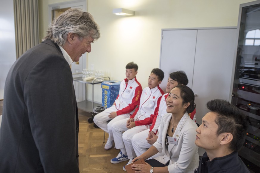 Der Head Coach der Chinesischen Auswahl von der Swiss Ice Hockey Federation, Koebi Koelliker, links, mit einem Teil der Chinesischen Delegation anlaesslich einer Medienkonferenz zum Projekt China - Ei ...