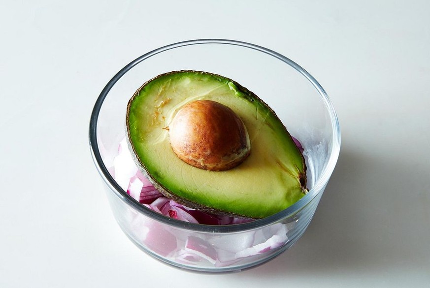 avocado zwiebel gemüse essen food https://food52.com/blog/11020-how-to-keep-an-avocado-from-browning