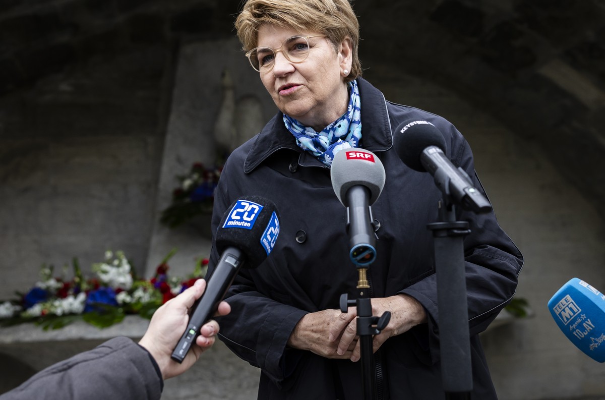 Bundespraesidentin Viola Amherd spricht an einem Point de presse vor der Bundesratssitzung extra muros, vor dem Aarauer Regierungsgebaeude am Mittwoch, 24. April 2024 in Aarau. Seit 2010 ist dies das  ...