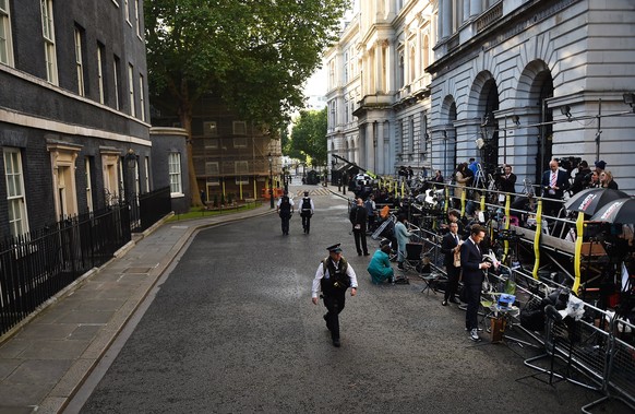 epa06018076 Media gather outside 10 Downing Street in London, Britain, 09 June 2017. Britain&#039;s general election has ended in a hung parliament according to news reports, with the Conservative Par ...