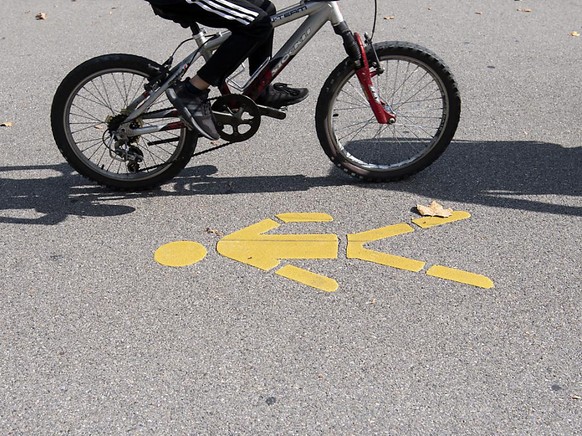 Kinder bis 12 Jahre d�rfen ab n�chstem Jahr auf dem Trottoir fahren, sofern kein eigener Veloweg markiert ist. (Archivbild)