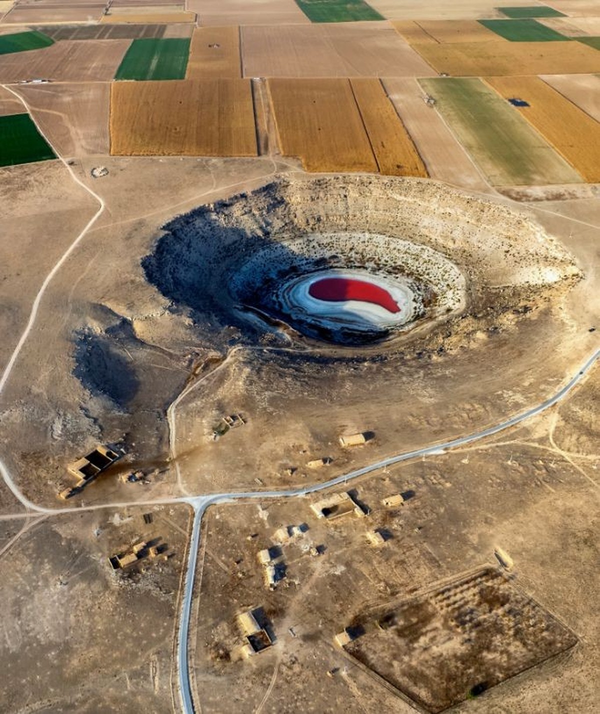 Das sichtbare Gesicht des Wasserbankrotts: Dieses Erdloch in der Konya-Ebene in der Türkei steht für den buchstäblichen Zusammenbruch der Landschaft infolge der hydrologischen Ausbeutung. Ende 2025 ha ...