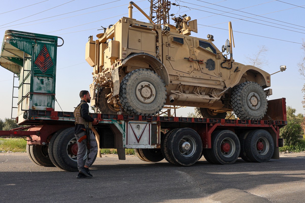 epa12894352 A convoy of US military equipment is seen heading towards the Syrian-Jordanian border along the Damascus-Homs highway near Jobar, Syria 16 April 2026. According to the Syrian Ministry of F ...