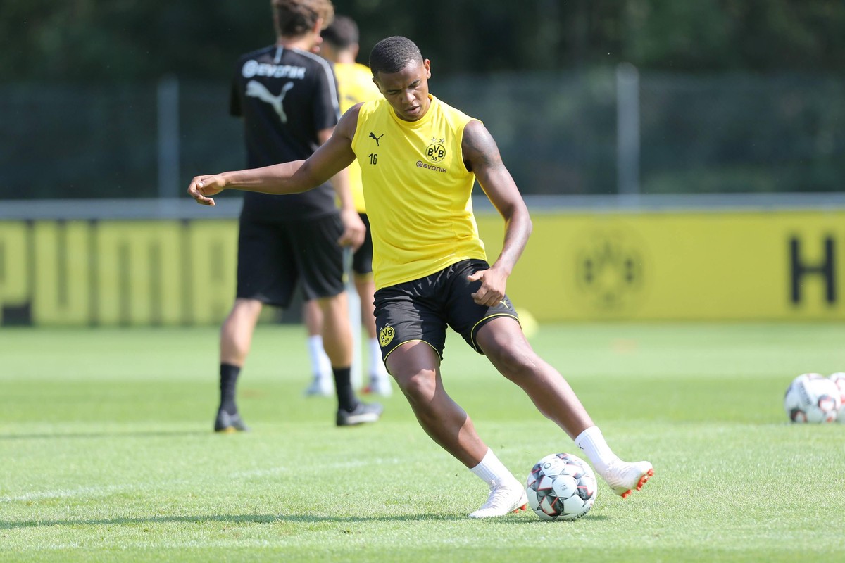 Manuel Akanji (Dortmund) mit Ball, Trainingslager Borussia Dortmund, Bad Ragaz, Tag 5, 05.08.2018 Trainingslager Borussia Dortmund, Bad Ragaz, Tag 5, 05.08.2018 Bad Ragaz *** Manuel Akanji Dortmund wi ...