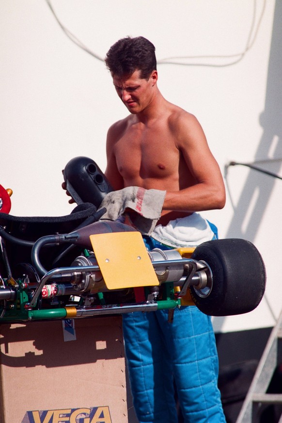 Michael Schumacher bastelt an seinem Cart auf seiner Kartbahn in Kerpen-Manheim *** Michael Schumacher tinkering with his cart at his Kerpen Manheim kart track