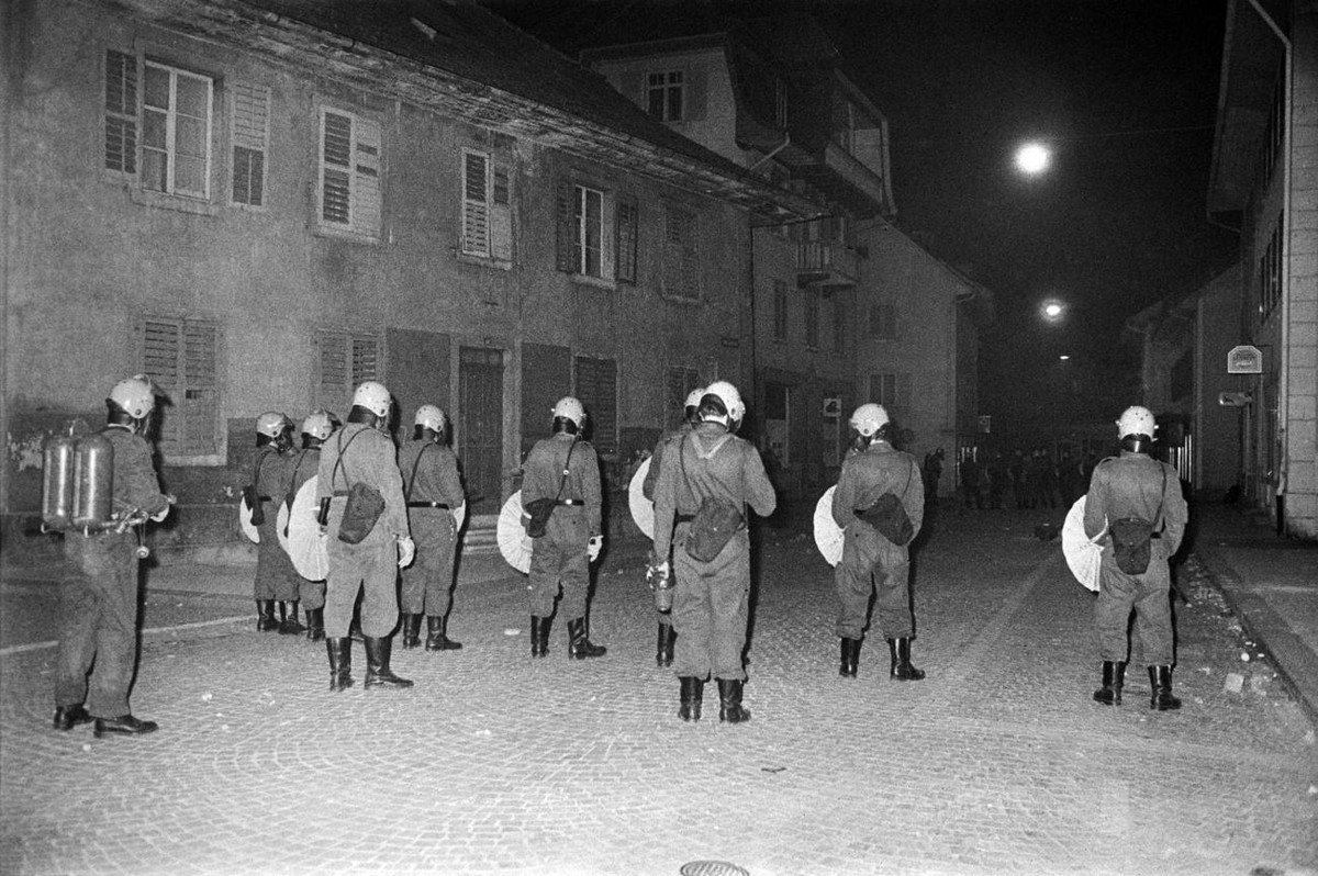 Am Abend des 25. April 1975 kommt es in Moutier zu massiven Ausschreitungen, als die Berner Kantonspolizei mit Traenengas gegen jurassische Demonstranten vorgeht. (KEYSTONE/PHOTOPRESS-ARCHIV/Str)