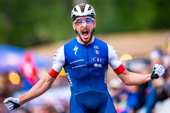 epa12365284 Winner Victor Koretzky of France crosses the finish line of the UCI MTB Men Elite Short Track, XCC, Mountain Bike World Championship, in Zermatt, Switzerland, 09 September 2025. EPA/MAXIME ...