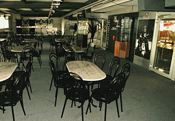 Der Innenraum der SCB VIP Tribuene, am Donnerstag, 30. April 1998 in der Allmend Eishalle in Bern von innen; Die Berner Austellungszentrum (BAZ) hat angemeldet, die VIP Tribuene dem Eishockeyclub fuer ...