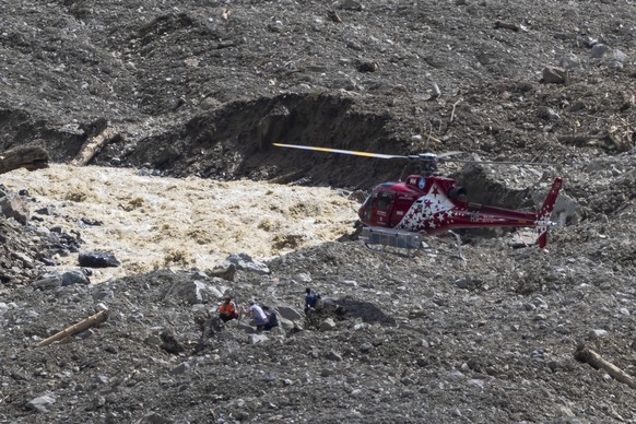 People are dropped off by helicopter onto the landslide Sunday, June 1, 2025. A large part of the village of Blatten, located in the Loetschental Valley in the canton of Valais, was buried under masse ...