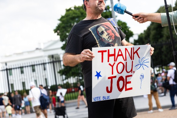 epa11490917 Glenn Boyce holds a sign thanking US President Joe Biden after Biden decided to drop out of the 2024 presidential race outside the White House in Washington, DC, USA, 21 July 2024. Joe Bid ...