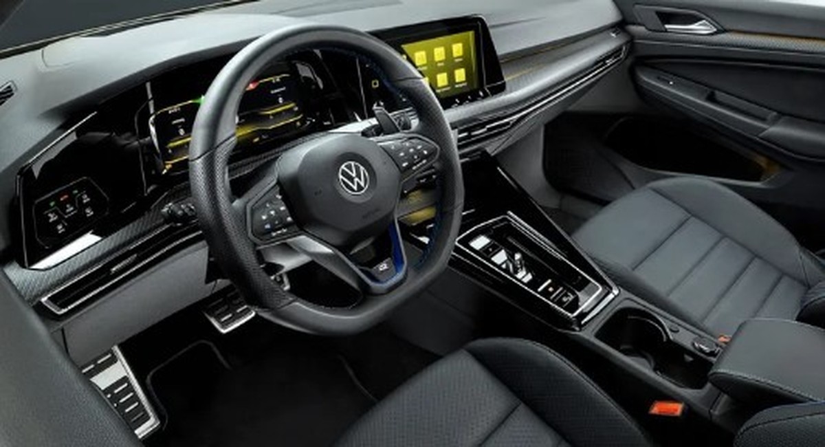 Blaue Nähte, gelbes Ambientelicht: Der R 333 zeigt auch im Cockpit, dass er ein besonderer Golf ist.