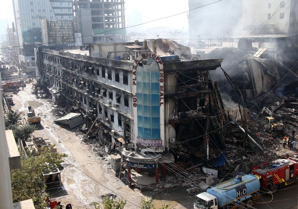 epaselect epa12667073 Rescuers search through rubble at Gul Plaza in Karachi, Pakistan, 21 January 2026. The death toll from the Gul Plaza fire rose to 29 as rescue teams recovered more bodies. Author ...