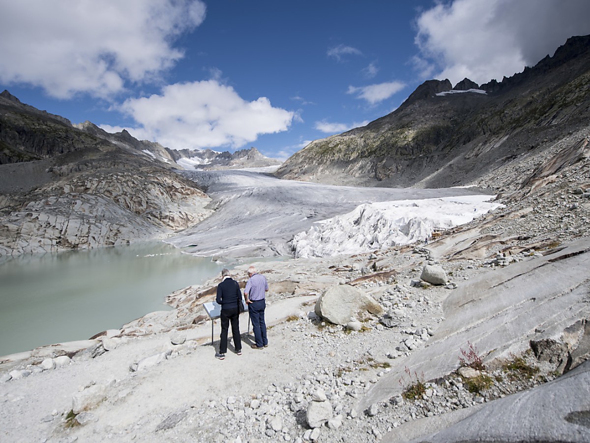 Die Schweiz soll ihre CO2-Emissionen bis 2050 auf netto Null senken. Das will der Bundesrat. Im Bild der schmelzende Rhonegletscher. (Archivbild)