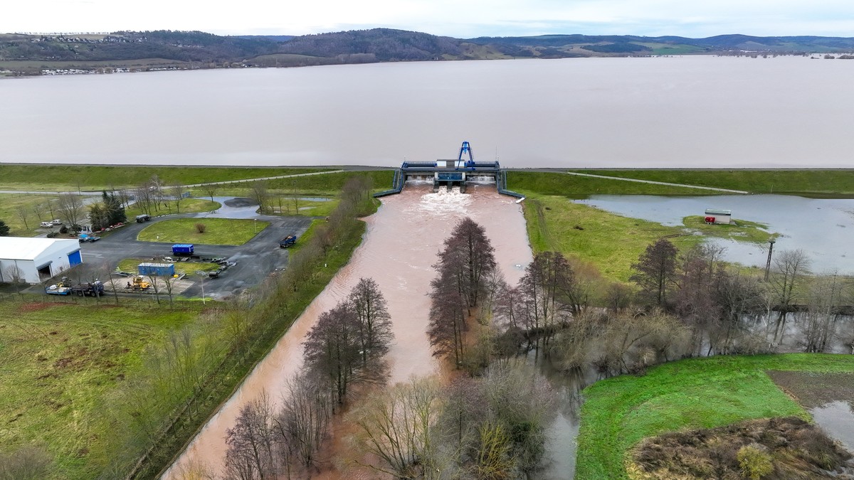 31.12.2023, Sachsen-Anhalt, Kelbra: Aus der Talsperre Kelbra wird Wasser in den Flu� Helme abgelassen (Drohnenfoto). Die Talsperre hatte ihre maximale Kapazit�t erreicht. Tagelange Regenf�lle und Tauw ...
