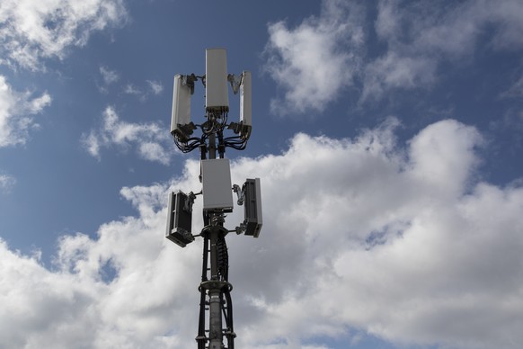 ZUR AUFRUESTUNG EINER SWISSCOM MOBILFUNKANTENNE MIT 5G STELLEN WIR IHNEN FOLGENDES NEUES BILDMATERIAL ZUR VERFUEGUNG --- An antenna mast with a 5G antenna, below, and a 4G antenna, above, in Bern, Swi ...