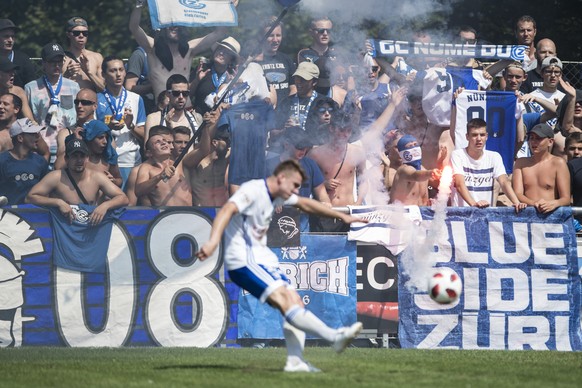 GC Fans beim Fussball Schweizer Cup Runde 1 zwischen dem FC Buochs und den Grasshoppers Zuerich vom Sonntag, 19. August 2018 im Stadion Seefeld in Boechs. (KEYSTONE/Urs Flueeler)