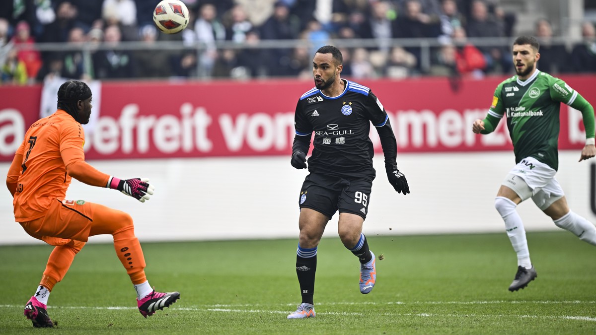 GCs Guilherme Schettine, Mitte, trifft zum 0-1 gegen St. Gallens Torhueter Ati Zigi Lawrence, verfolgt von Leonidas Stergiou, im Fussball Super League Spiel zwischen dem FC St. Gallen und dem Grasshop ...