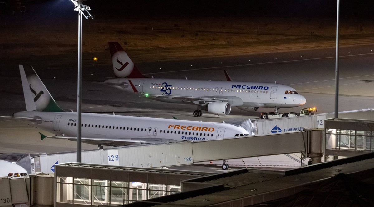 Schkeuditz - Demonstration gegen Afghanistan-Abschiebeflug: Charter startet in der Nacht ab Leipzig/Halle 27.07.2026 ab 22 Uhr Schkeuditz, Flughafen Leipzig/Halle Rund 260 Menschen haben am sp�ten Mon ...