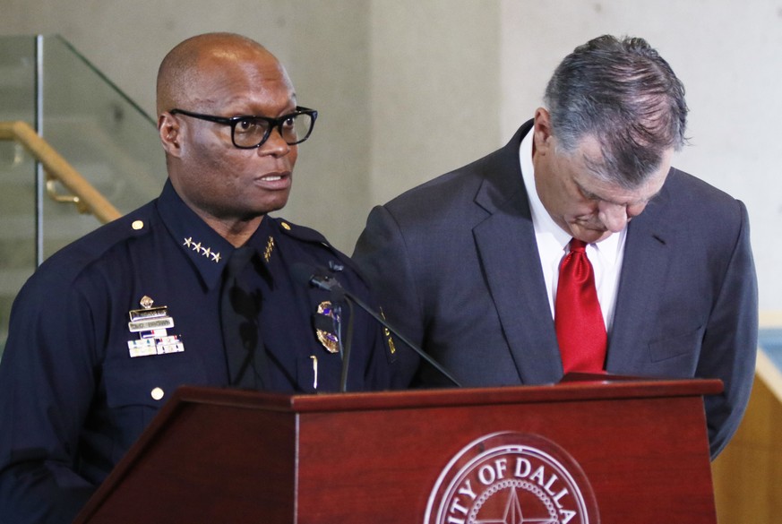Verkünden die neueste Untersuchungsergebnisse:&nbsp;Dallas' Polizeichef David Brown (links) und Bürgermeister Mike Rawlings.