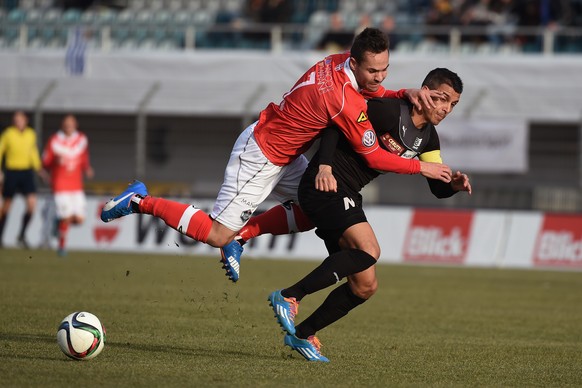 Luganos Patrick Rossini, links, und Koenizâ Miguel Portillo, rechts, kaempfen um den Ball, im Schweizer Fussball Cup Viertelfinal Spiel zwischen dem FC Lugano (Super League) und dem FC Koeniz (Promo ...