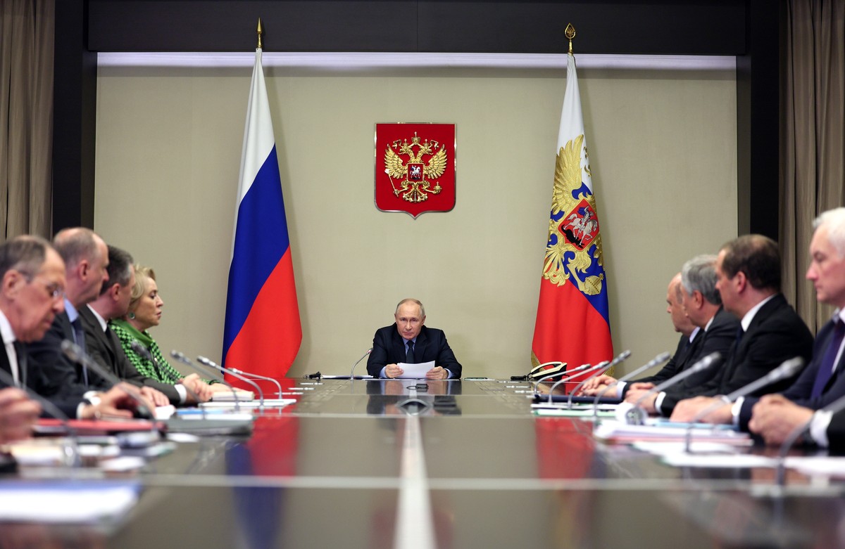 epa10949389 Russian President Vladimir Putin (C) chairs a meeting with members of the Security Council, the Government and the leadership of law enforcement agencies at the Novo-Ogaryovo state residen ...