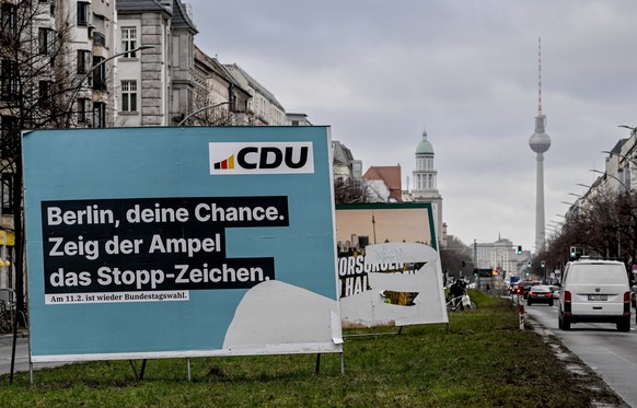 PRODUKTION - 24.01.2024, Berlin: �Berlin, deine Chance. Zeig der Ampel das Stopp-Zeichen�, steht auf einem Wahlplakat der CDU. In zwei Wochen wird in einigen Bezirken in Berlin wieder gew�hlt. (zu dpa ...