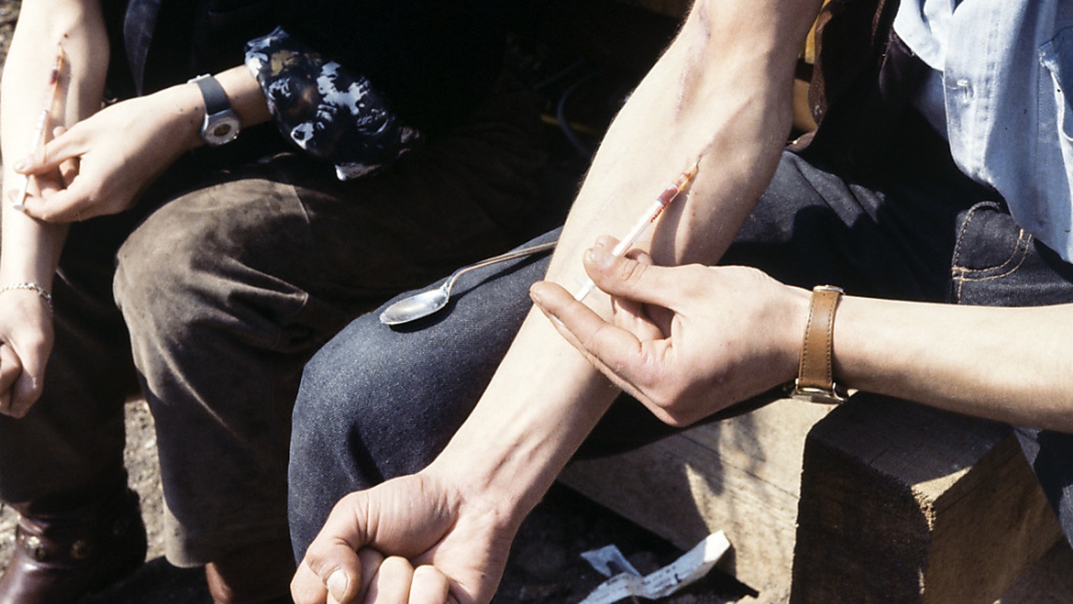 Drogensüchtiger setzt sich einen Heroin-&quot;Schuss&quot;. (Archivbild)