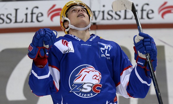 Der Zuercher Auston Matthews jubelt nach dem 1-0 fuer die Lions beim Eishockey Meisterschaftsspiel der National League A zwischen den ZSC Lions und dem EHC Biel-Bienne am Sonntag, 13. Dezember 2015, i ...