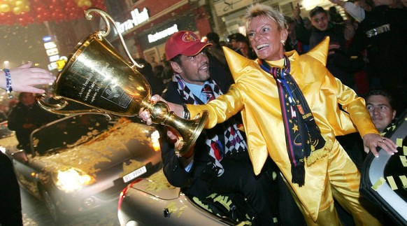 Basel! Ich bin einfach ein Winner-Typ und stehe total darauf, wenn ich im Rest der Schweiz ausgepfiffen werde. Ausserdem träume ich von einem Rendezvous mit Gigi Oeri. Gigi Oeri, rechts, Vizepraesidentin des FC Basel, und Pascal Zuberbuehler lassen sich am Samstag, 23. Mai 2004, auf der Fahrt zum Barfuesserplatz von den Fans feiern. (KEYSTONE/Markus Stuecklin)