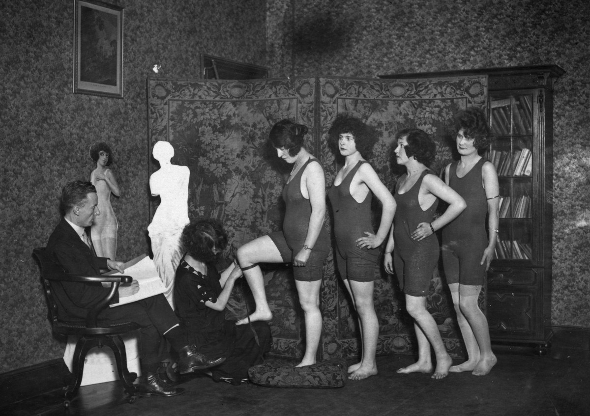 26th February 1924: Contestants at a West End Cinema are measured to see whether any of them compare with the vital statistics of the Venus de Milo. (Photo by Firmin/Topical Press Agency/Getty Images)