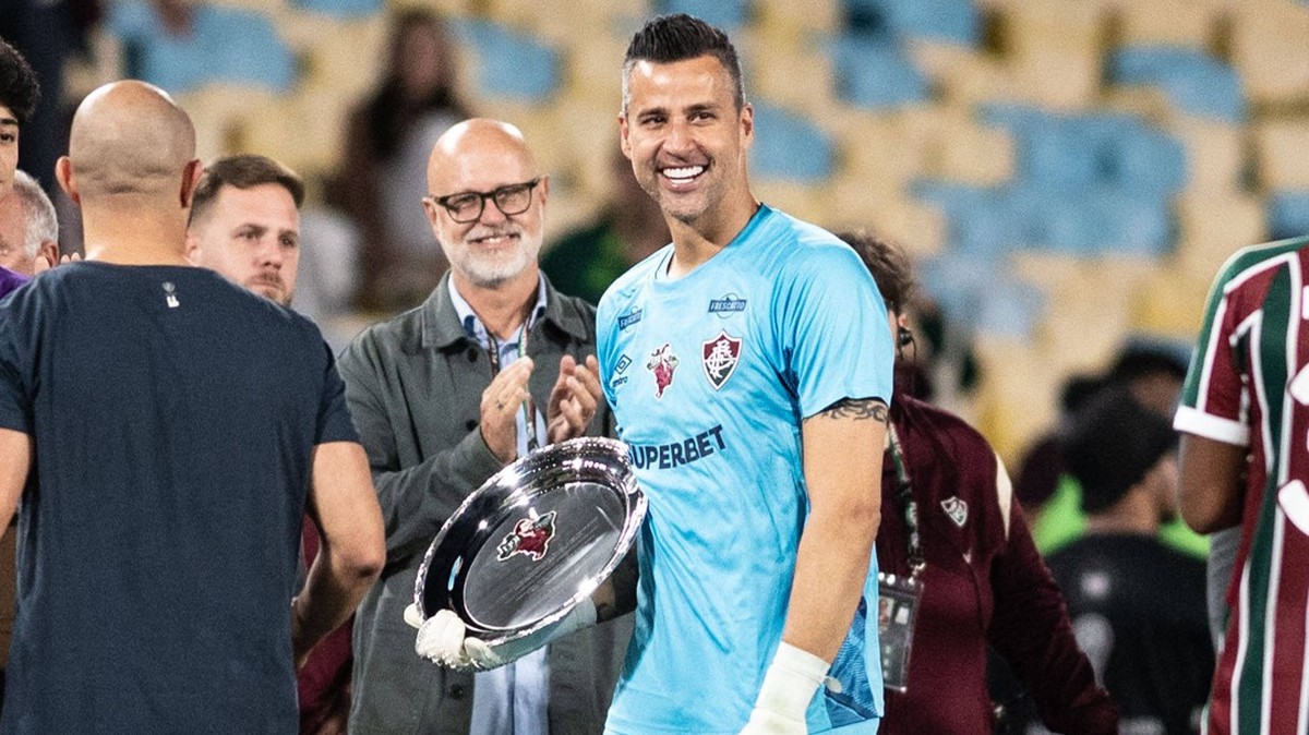 Fluminense x America de Cali RIO DE JANEIRO, RJ - 19.08.2025: FLUMINENSE X AMERICA DE CALI - Fabio is honored during Fluminense x America de Cali held at Maracana Stadium, for the 2025 South American  ...