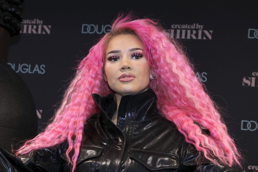 Shirin David bei der Pr�sentation ihres Eau de Parfum created by Shirin bei Douglas in der Europa Passage. Hamburg, 12.02.2020 *** Shirin David at the presentation of her eau de parfum created by Shir ...