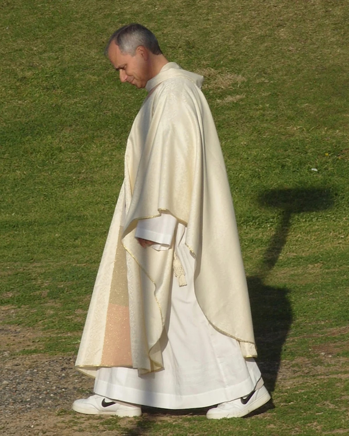 Le pape Léon a été surpris avec des sneakers Nike blanches.
