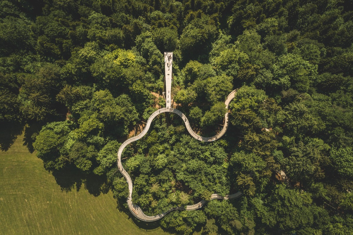 Schweiz. ganz natuerlich. Roadcycling auf der legendaeren Tremola ueber den Gotthardpass. Bikerin: Jennifer Bernard.
