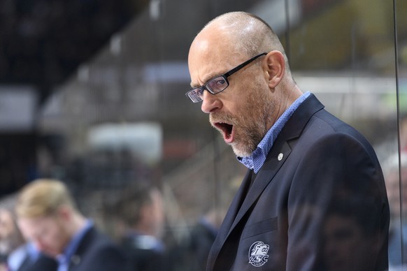 Capture correction: Headcoach Hans Kossmann spricht im ersten Eishockey Playoff-Halbfinalspiel der National League zwischen dem SC Bern und dem ZSC Lions, am Dienstag, 27. Maerz 2018, in der PostFinan ...