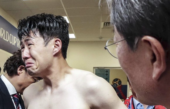 epa06835114 South Korean President Moon Jae-in (R) comforts a teary-eyed Son Heung-min (L) in the locker room after the South Korean national team&#039;s loss to Mexico in their the FIFA World Cup 201 ...