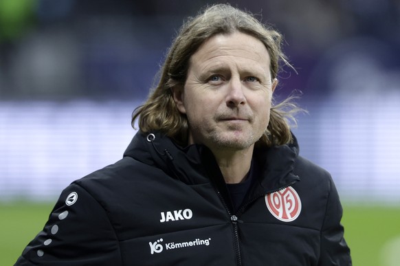 epa11788485 Mainz head coach Bo Henriksen looks on prior the German Bundesliga soccer match between Eintracht Frankfurt and 1.FSV Mainz 05, in Frankfurt Main, Germany, 21 December 2024. EPA/RONALD WIT ...